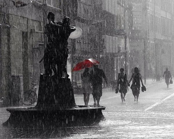 Люди под дождем в городе