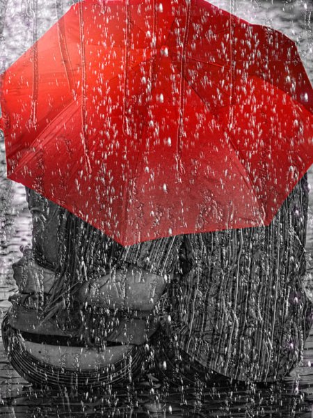 Красный зонт под дождем