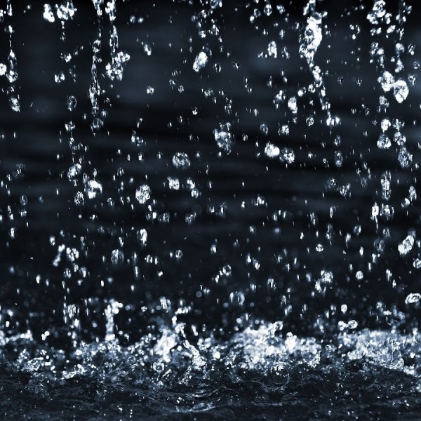 Капли на стекле