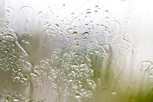 Мелкие капли на окне