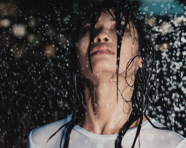 Девушка плачет под дождем