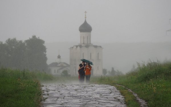 Церковь под дождем