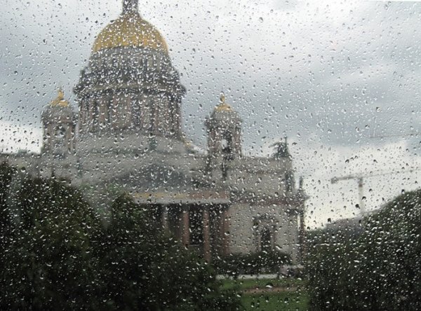 Питер Исаакиевский собор через мокрое стекло