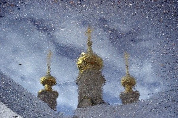 Отражение храма в луже