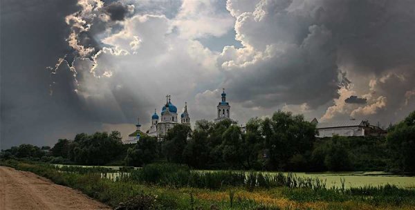 Церковь на фоне грозы