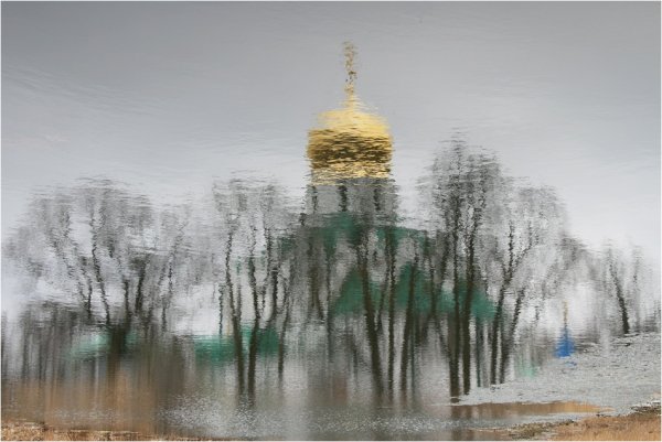 Отражение храма в воде акварель