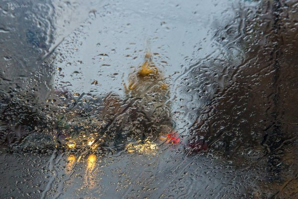Дождливая осень на стекло