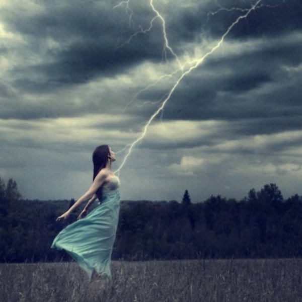 Девушка на фоне грозы