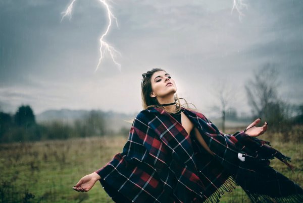 Гроза и дождь и девушка