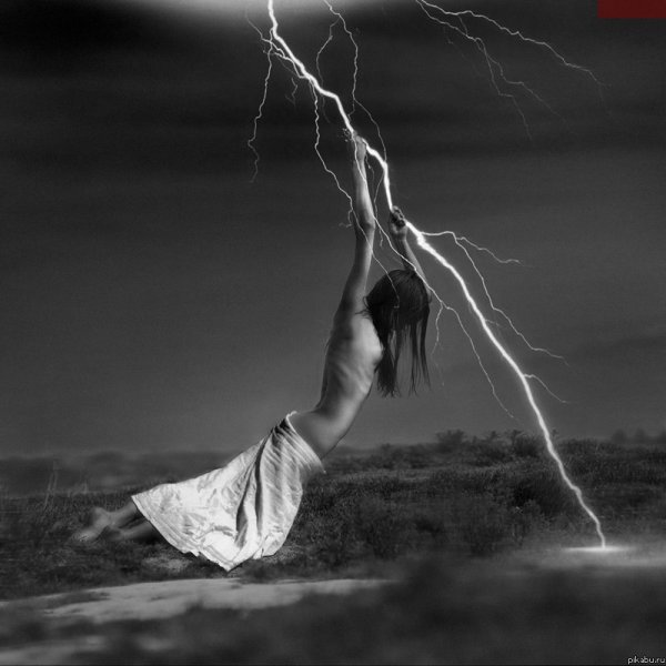 Девушка на фоне грозы