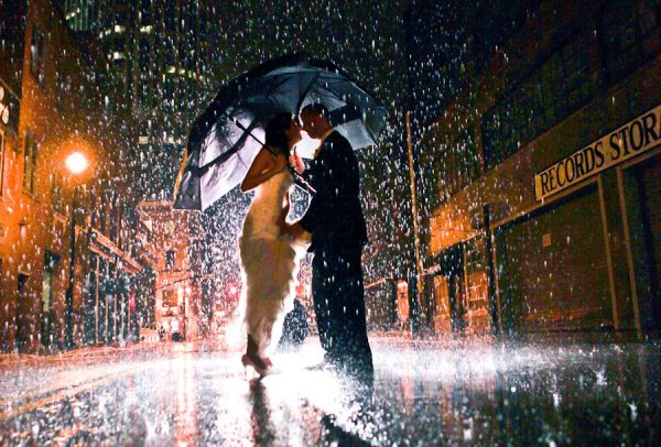Танцующая парочка под дождем