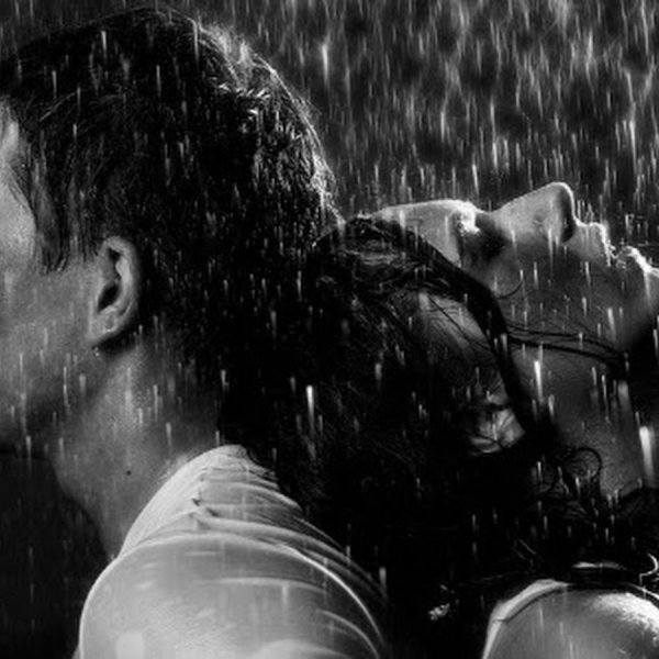 Парень и девушка под дождем