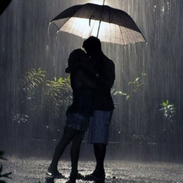 Парочка под дождем