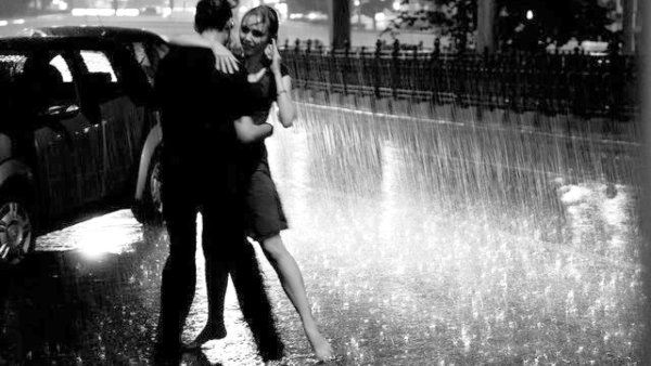 Двое бегут под дождём