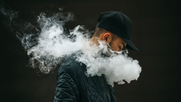 Человек выдыхает дым