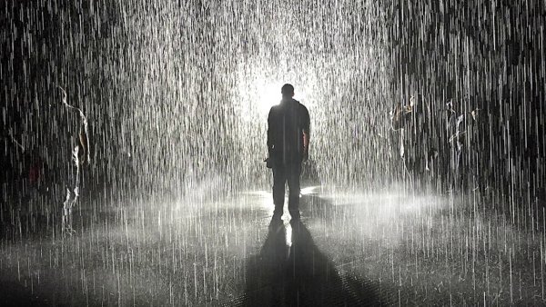 Человек под дождем