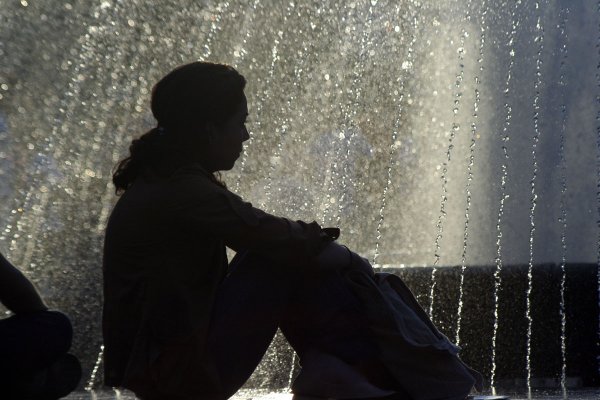 Грустный парень под дождем