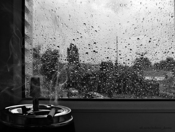 Капли дождя на подоконнике
