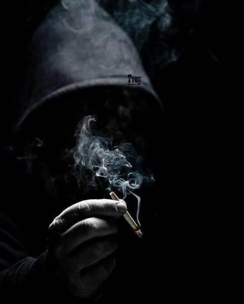 В капюшоне с сигаретой