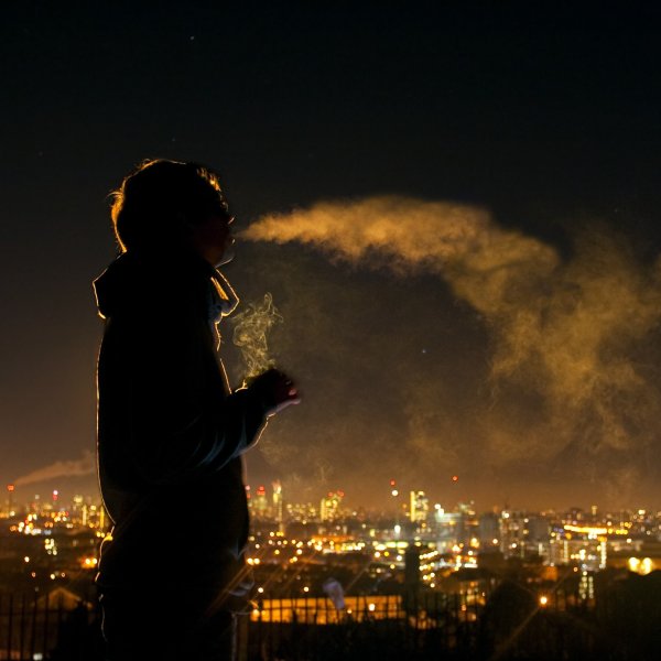 Парень ночью