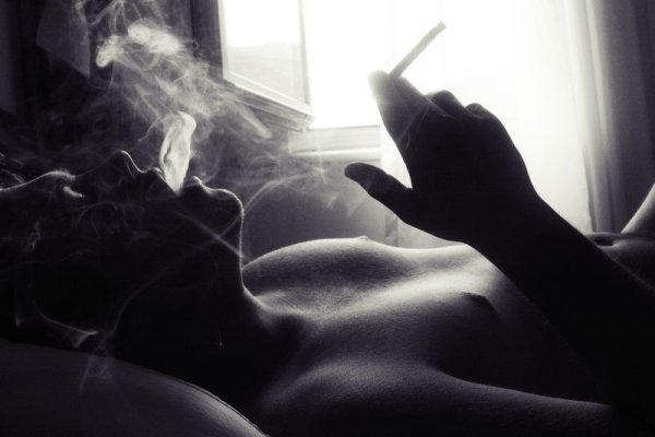 Курит в темноте