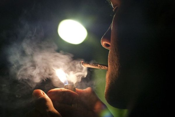 Выдыхает дым