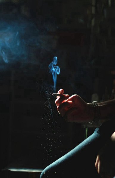 Парень курит в темноте