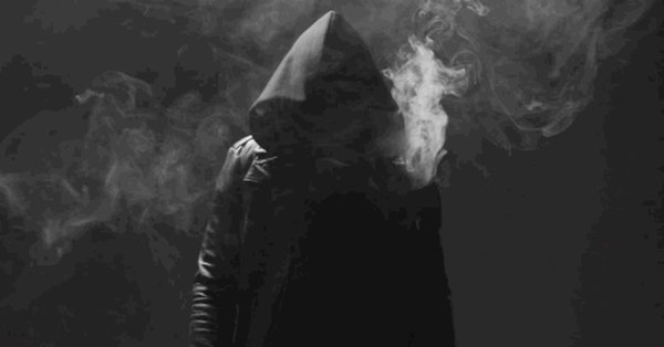 Курящий в капюшоне