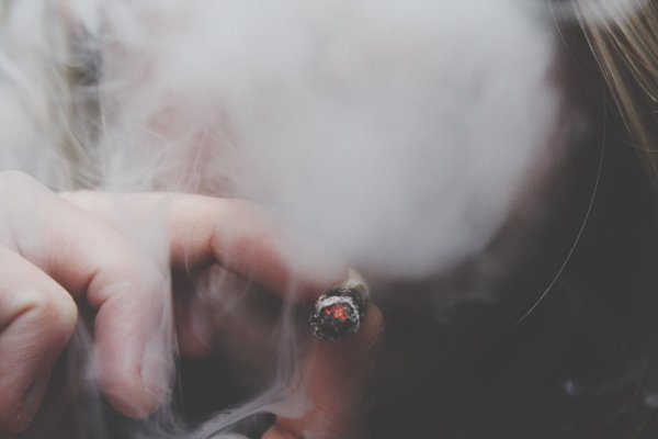 Девушки в дыму от сигарет