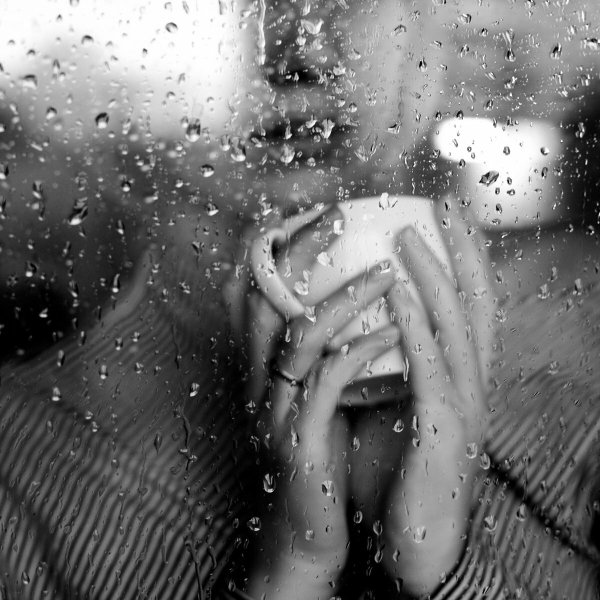 Девушка за мокрым стеклом