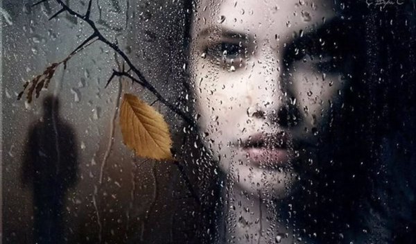 Женщина у дождливого окна