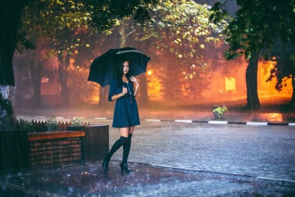 Девушка в дождь осенью
