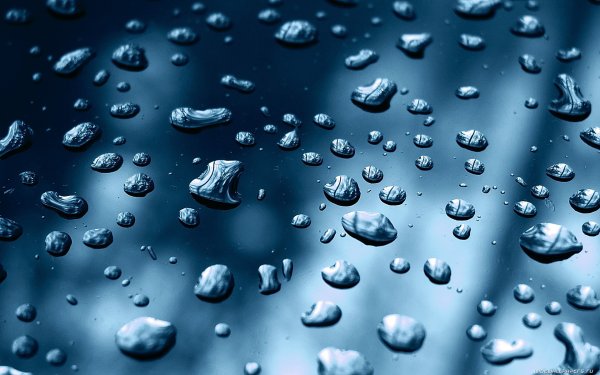 Капельки воды на стекле