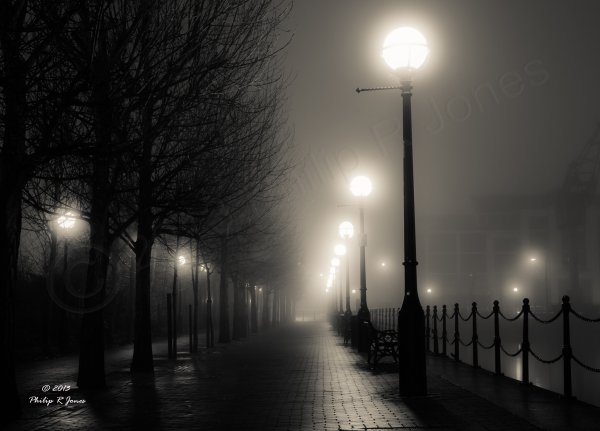 Темная улица с фонарями