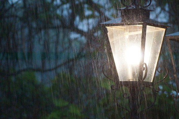 Фонарь под дождем