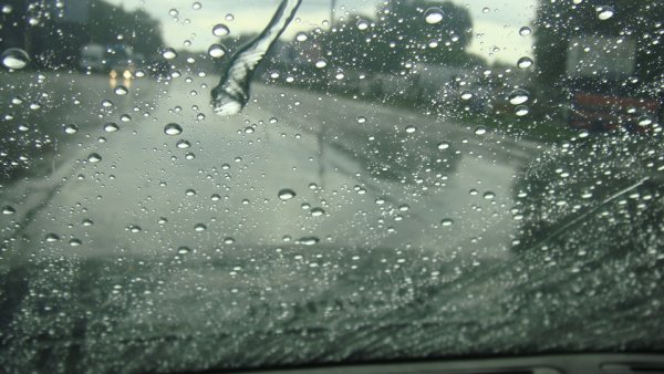 Лобовое стекло в каплях дождя