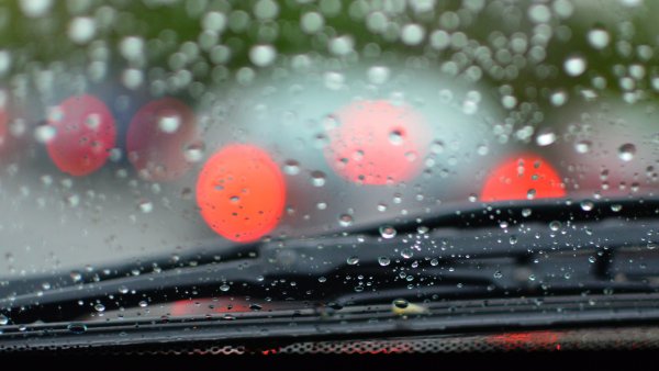 Дождь на стекле авто