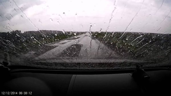 Лобовое стекло машины в дождь