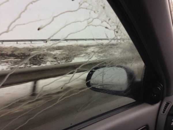 Грязное стекло автомобиля