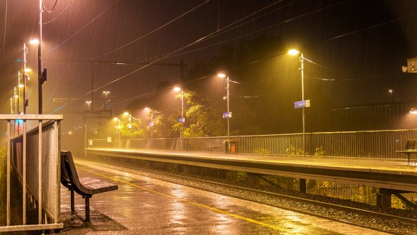 Опустел перрон