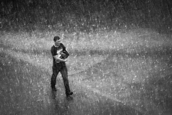 Человек под дождем