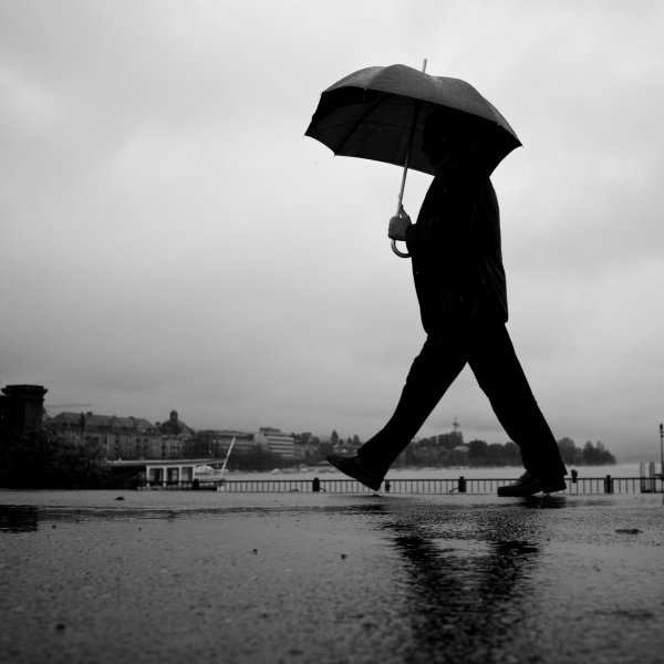 Человек под дождем