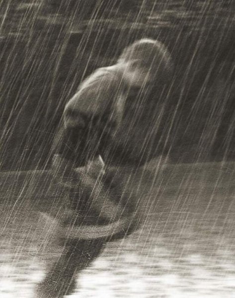 Промокший человек под дождем