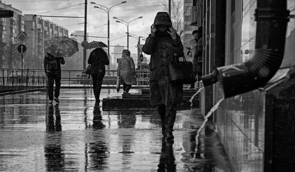 Люди под дождем в городе