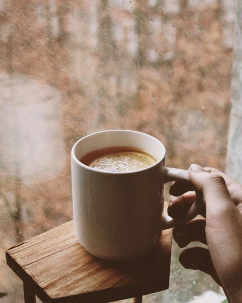 Кружка кофе у окна