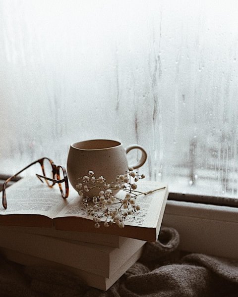 Чашка кофе на подоконнике