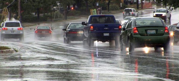 Сильный дождь на дороге