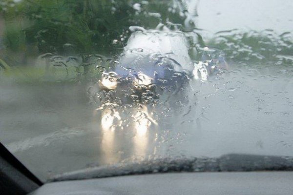 Автомобиль в сильный дождь