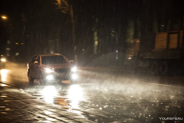 Машина ночью под дождем