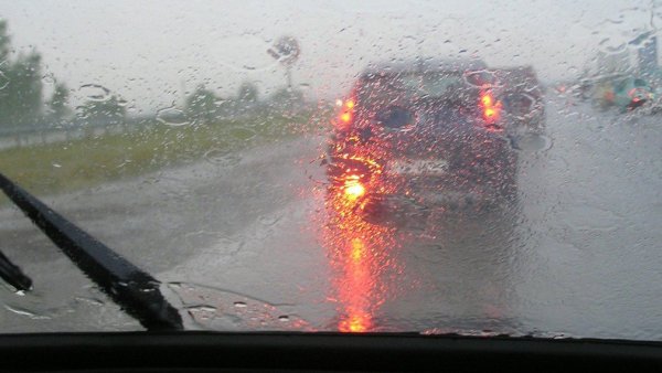 Машина едет в дождь
